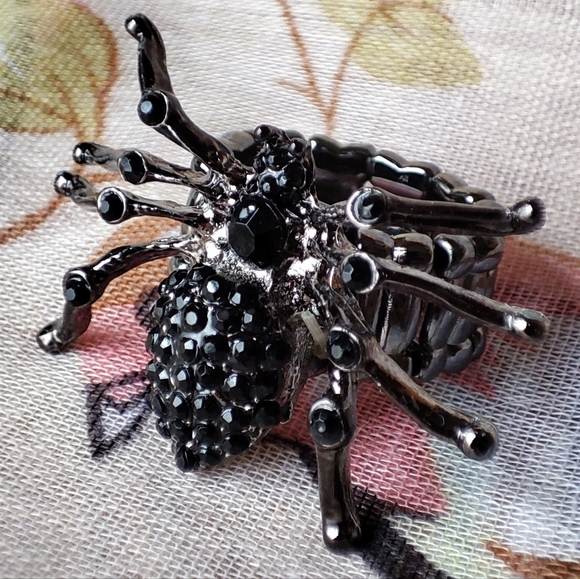 Gothic Black Rhinestone Gunmetal Stretch Spider Ring NEW Bug Insect Halloween - Picture 7 of 7
